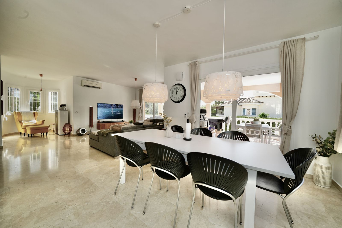 Se vende Villa - Chalet de 5 dormitorios en Costa Del Sol, Málaga, España