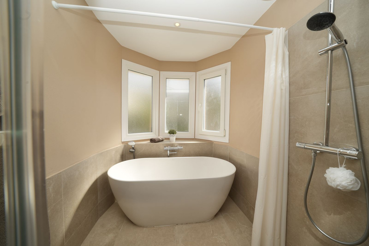 Se vende Villa - Chalet de 5 dormitorios en Costa Del Sol, Málaga, España