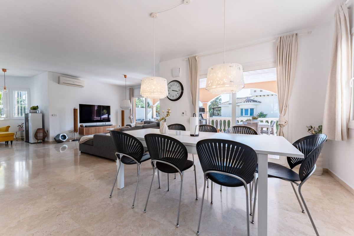 Se vende Villa - Chalet de 5 dormitorios en Costa Del Sol, Málaga, España