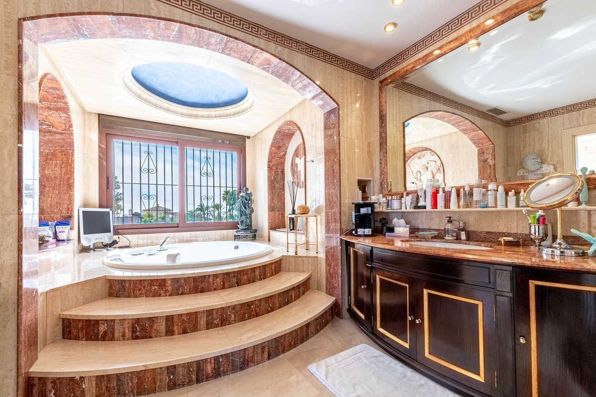 Se vende Villa - Chalet de 7 dormitorios en Costa Del Sol, Málaga, España