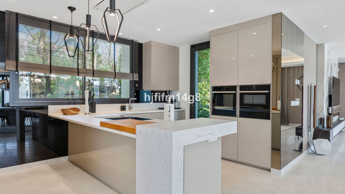 Se vende Villa - Chalet de 5 dormitorios en Costa Del Sol, Málaga, España
