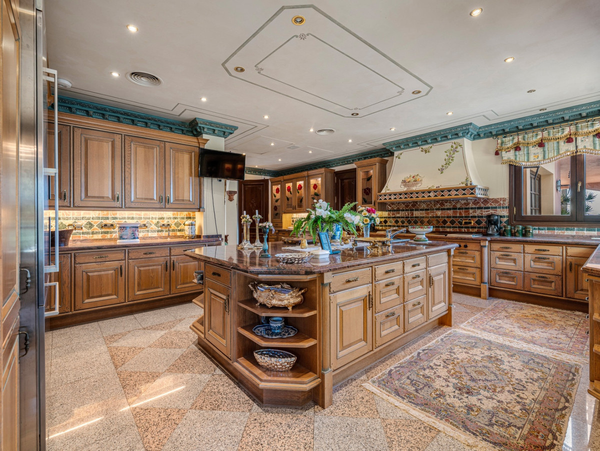 6 Bed Townhouse for sale in Sierra Blanca Costa Del Sol, Málaga, Spain