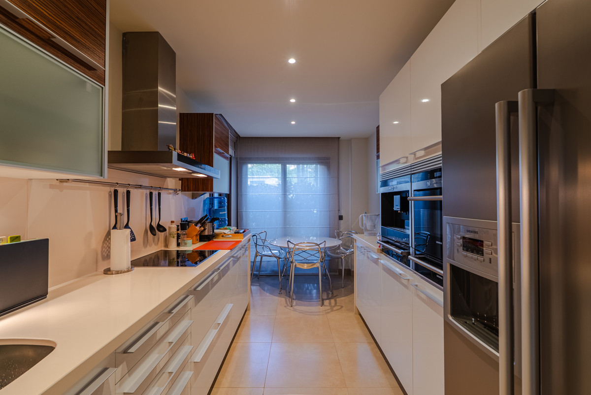 3 Bed Apartment for sale in Estepona Costa Del Sol, Málaga, Spain