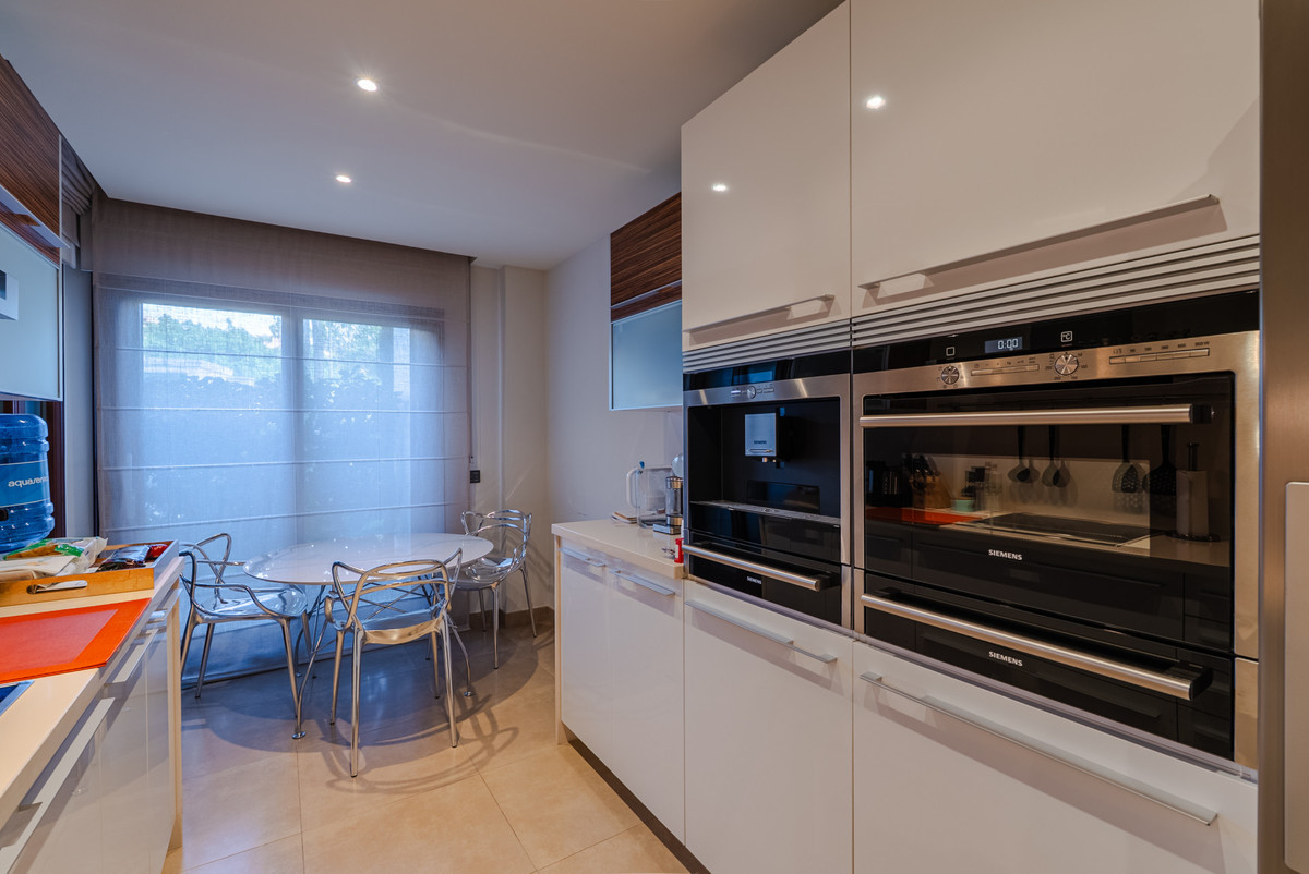 3 Bed Apartment for sale in Estepona Costa Del Sol, Málaga, Spain