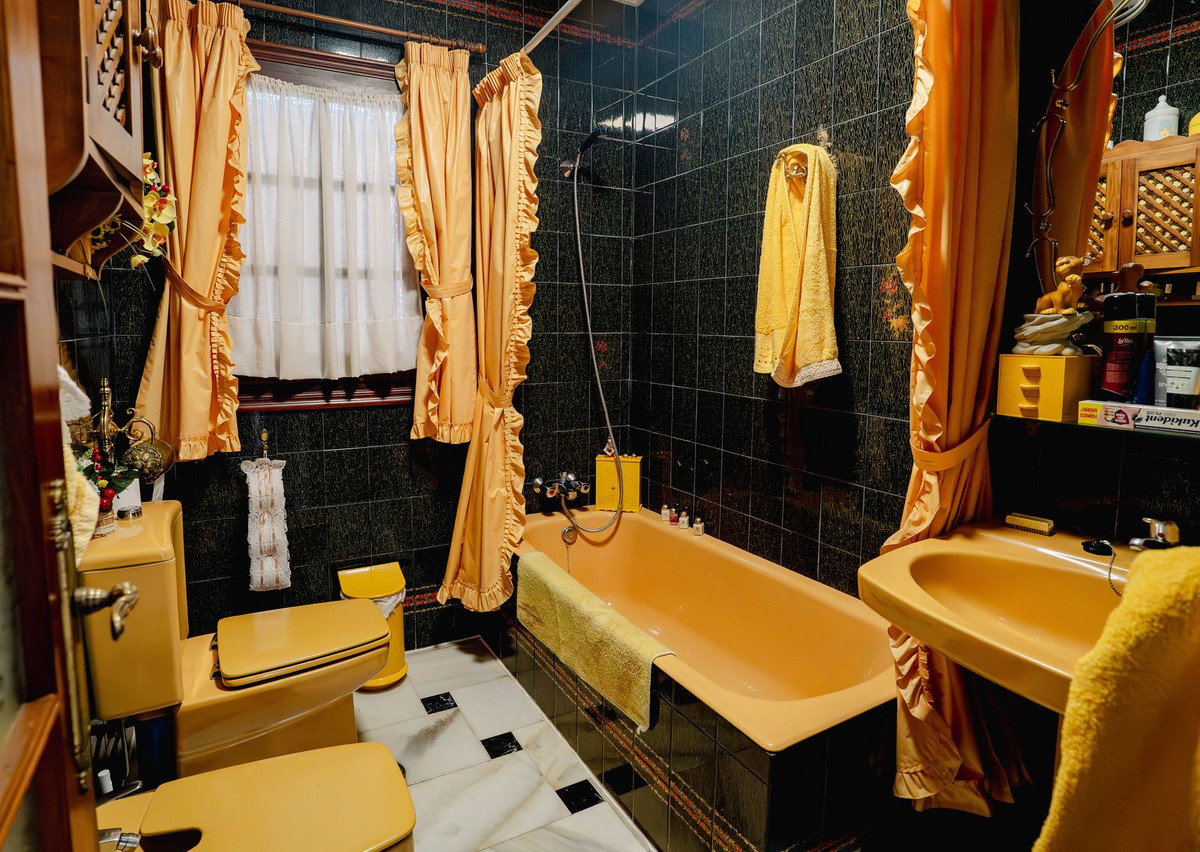 5 Bed Townhouse for sale in Los Pacos Costa Del Sol, Málaga, Spain