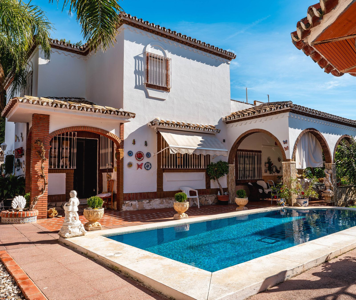 5 Bed Townhouse for sale in Los Pacos Costa Del Sol, Málaga, Spain