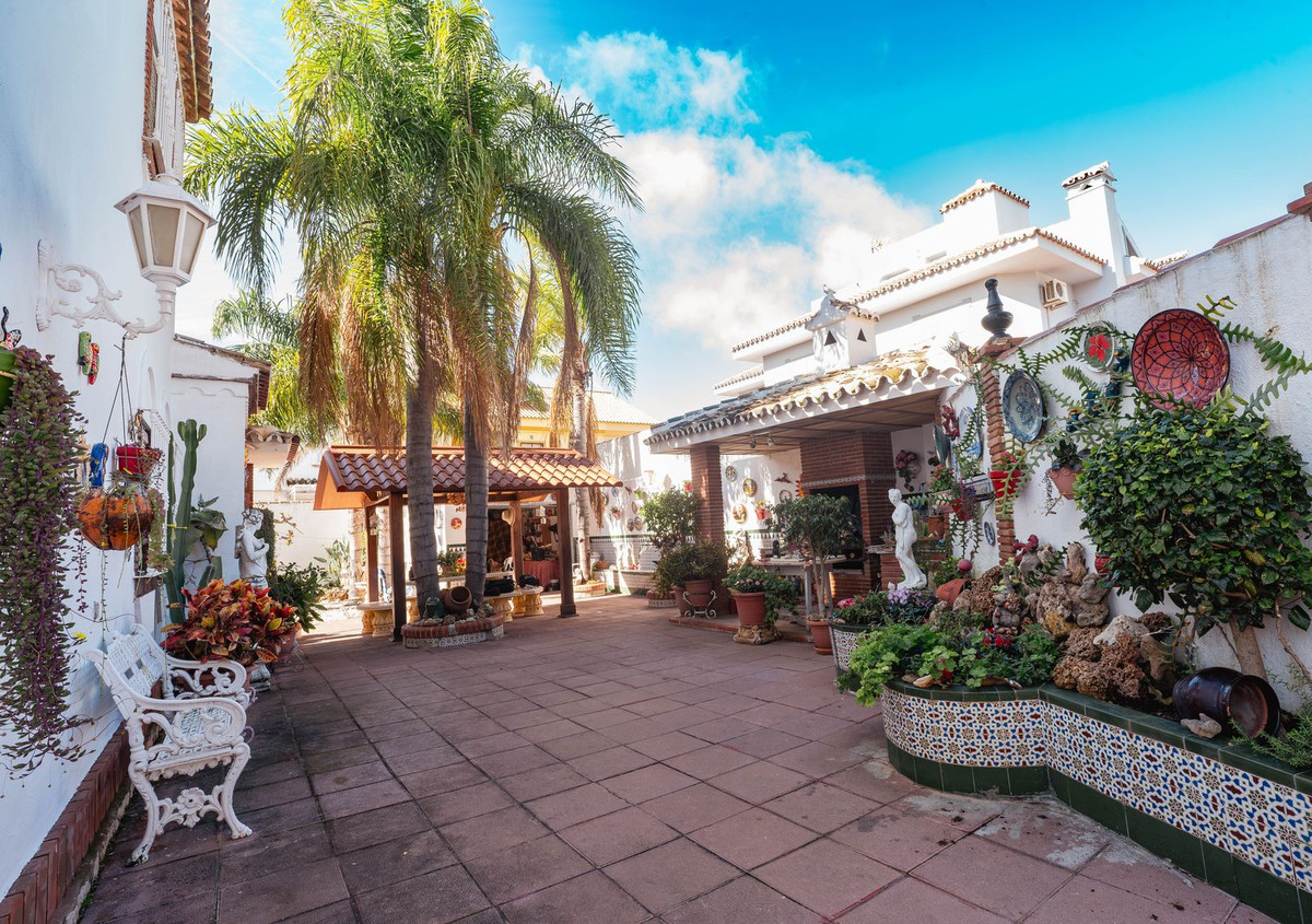5 Bed Townhouse for sale in Los Pacos Costa Del Sol, Málaga, Spain