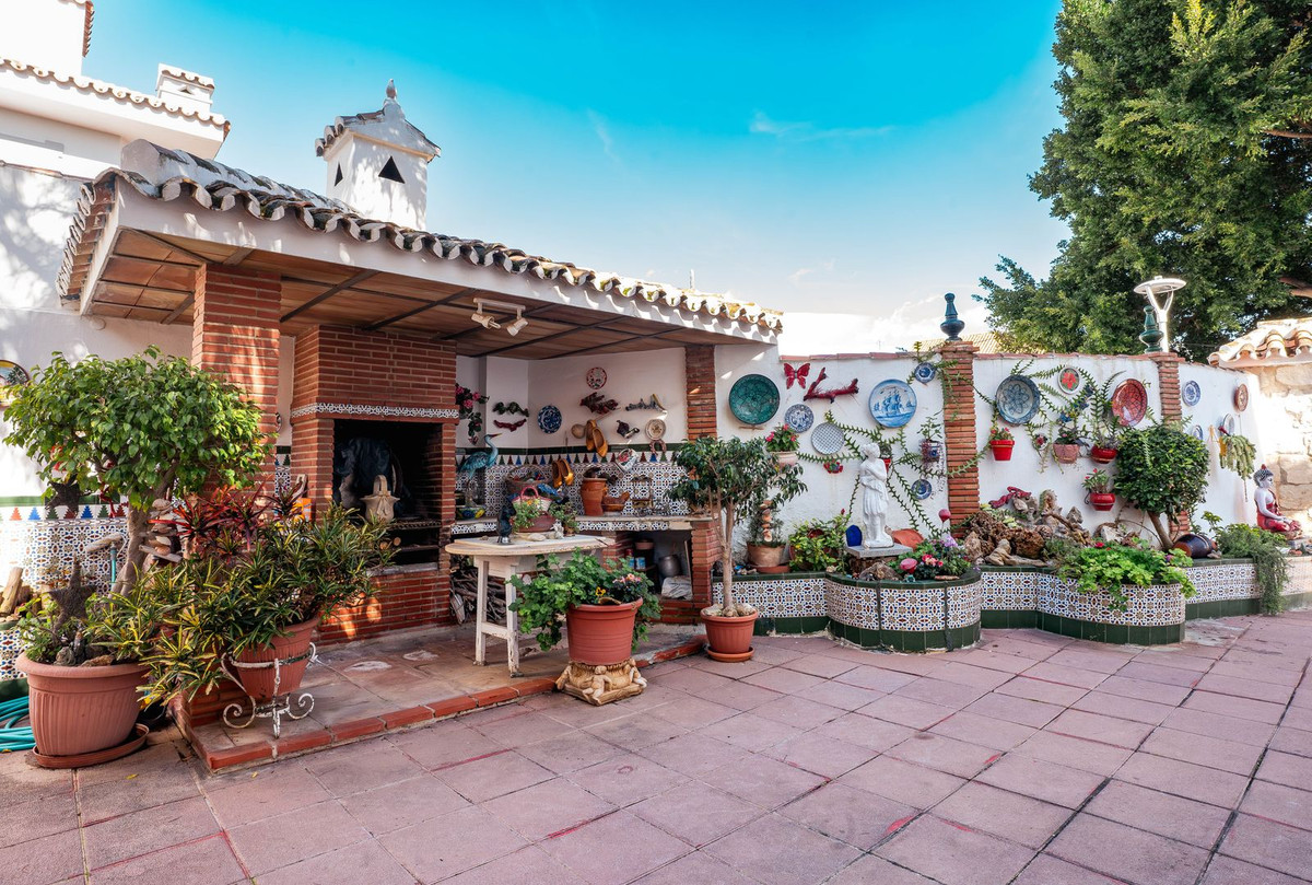5 Bed Townhouse for sale in Los Pacos Costa Del Sol, Málaga, Spain
