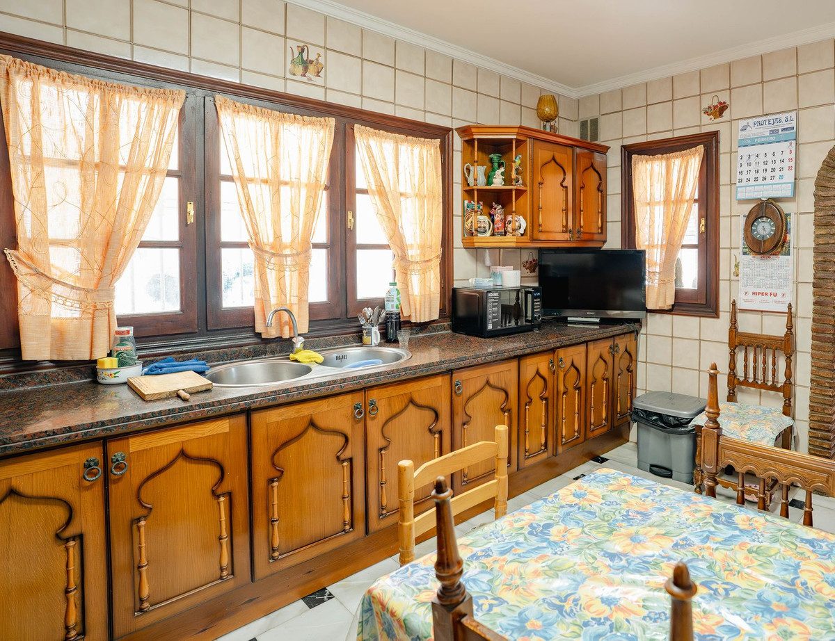 5 Bed Townhouse for sale in Los Pacos Costa Del Sol, Málaga, Spain