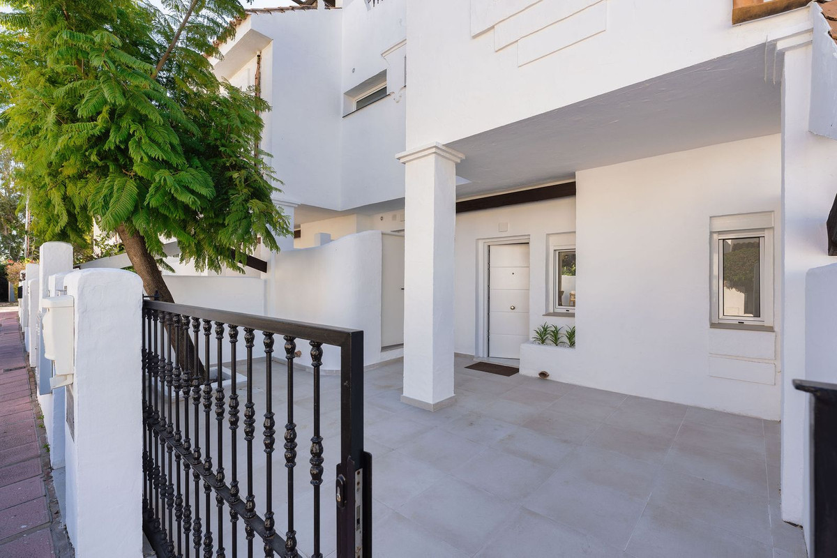 3 Bed Townhouse for sale in Nueva Andalucía Costa Del Sol, Málaga, Spain
