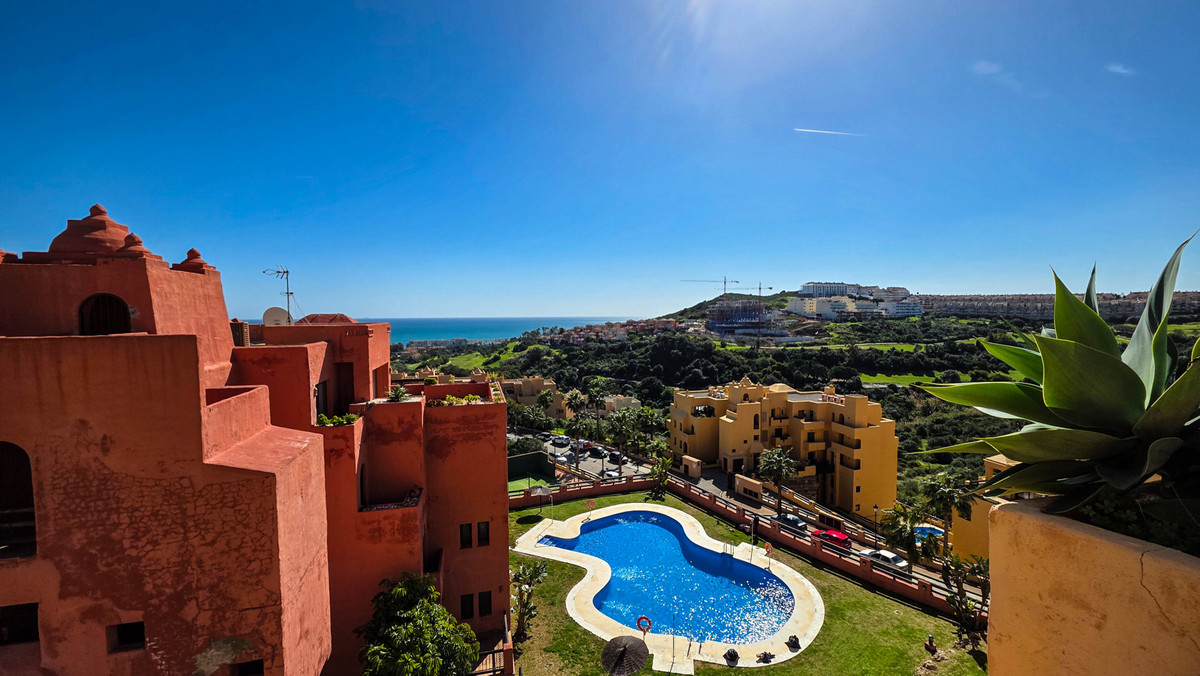 3 Bed Apartment for sale in La Duquesa Costa Del Sol, Málaga, Spain