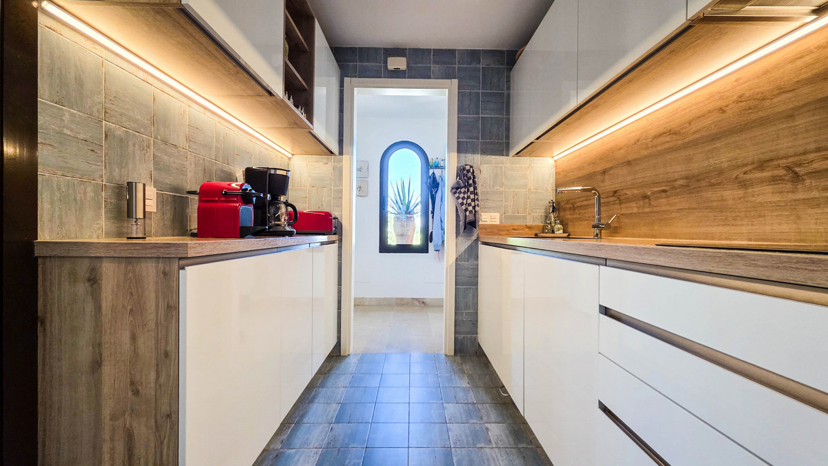 3 Bed Apartment for sale in La Duquesa Costa Del Sol, Málaga, Spain