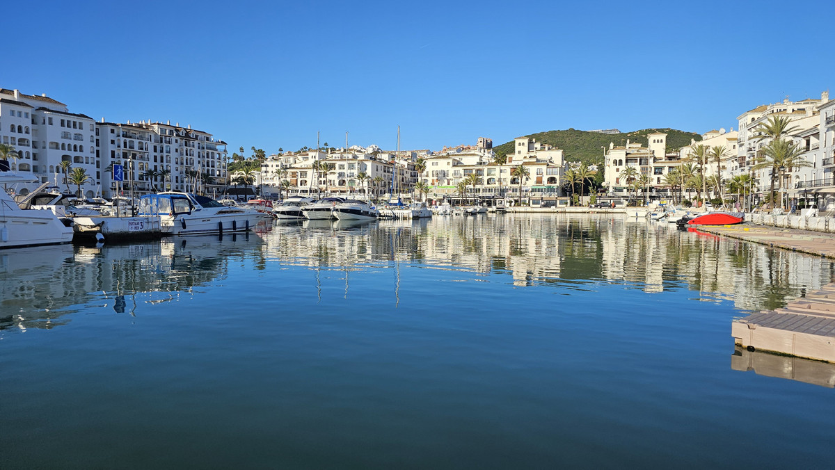 3 Bed Apartment for sale in La Duquesa Costa Del Sol, Málaga, Spain