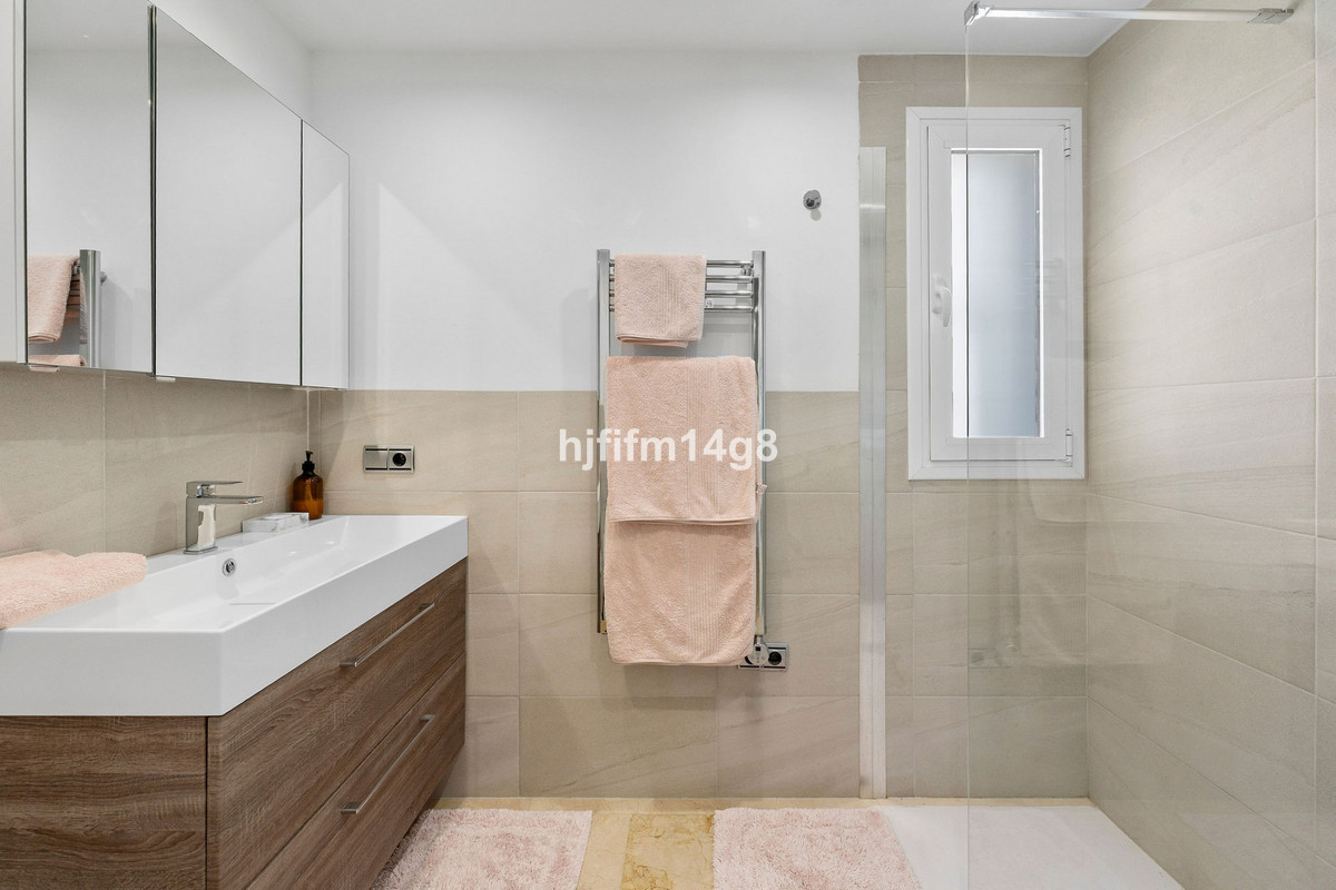 Se vende Villa - Chalet de 5 dormitorios en Costa Del Sol, Málaga, España