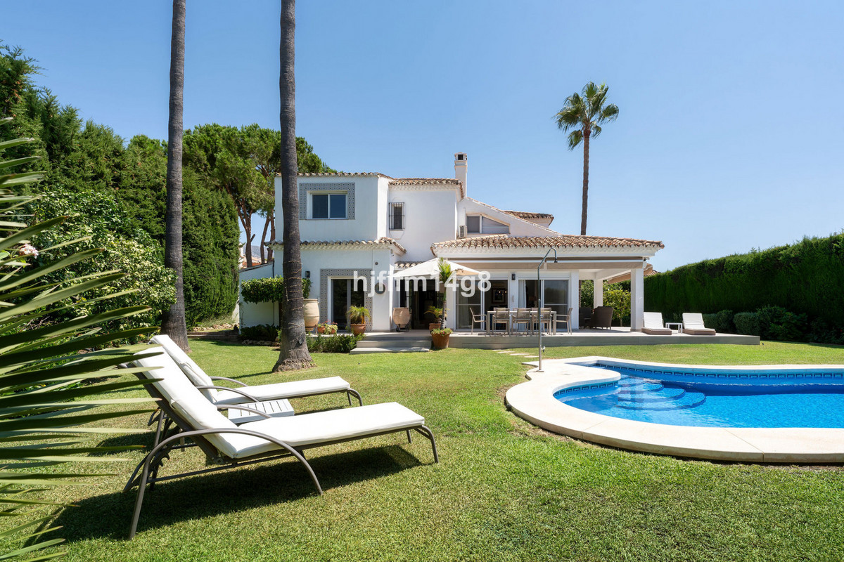 Se vende Villa - Chalet de 5 dormitorios en Costa Del Sol, Málaga, España