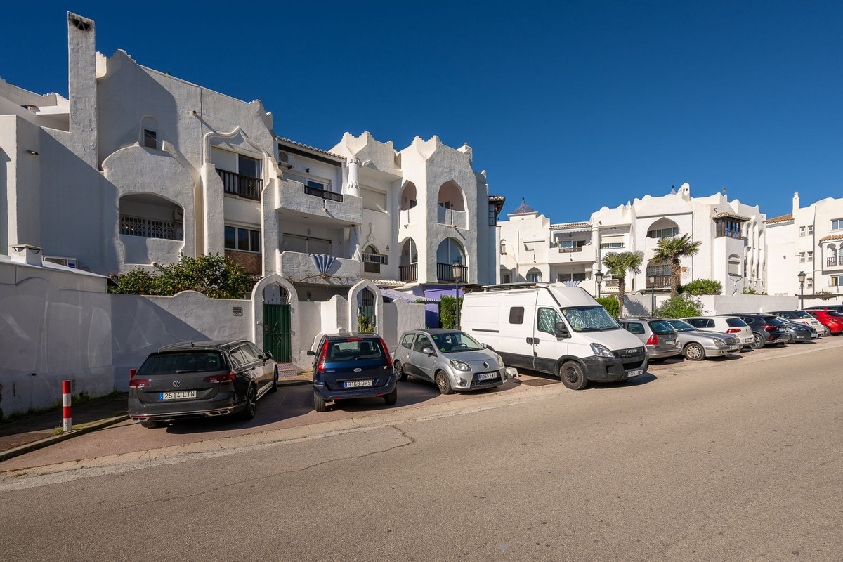 2 Bed Apartment for sale in Calahonda Costa Del Sol, Málaga, Spain