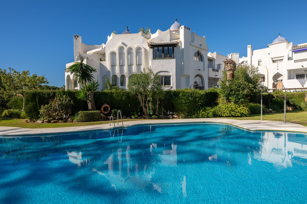 2 Bed Apartment for sale in Calahonda Costa Del Sol, Málaga, Spain