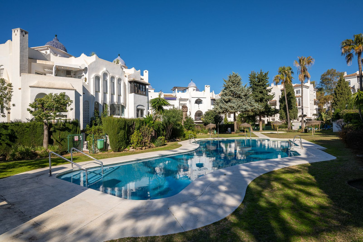 2 Bed Apartment for sale in Calahonda Costa Del Sol, Málaga, Spain