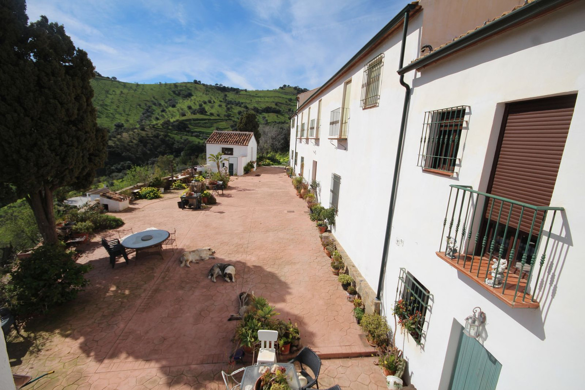 20 Bed Townhouse for sale in Almogía Costa Del Sol, Málaga, Spain