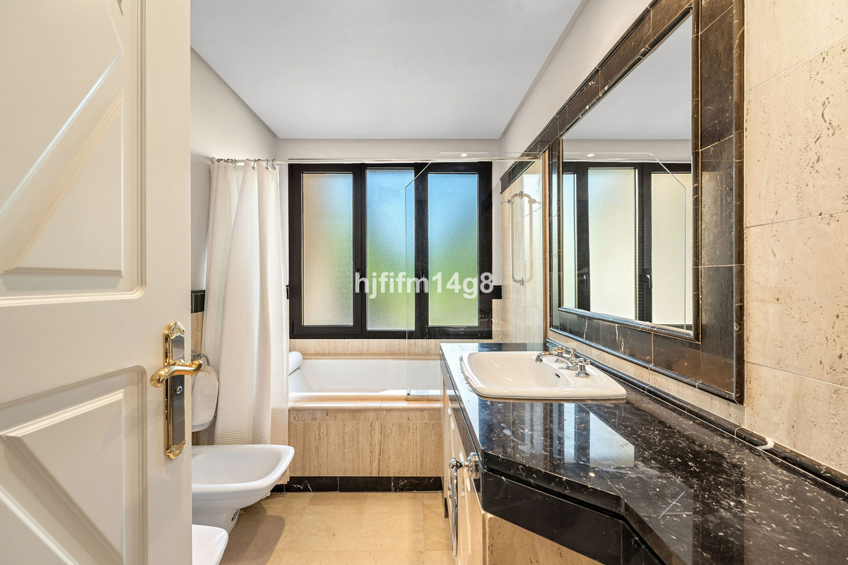 Se vende Apartamento Planta Media de 3 dormitorios en Costa Del Sol, Málaga, España