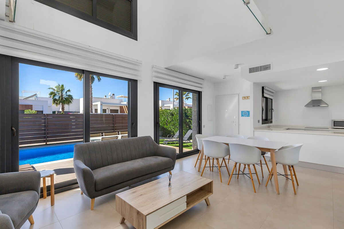 Se vende Villa - Chalet de 3 dormitorios en Costa Blanca, Alicante, España