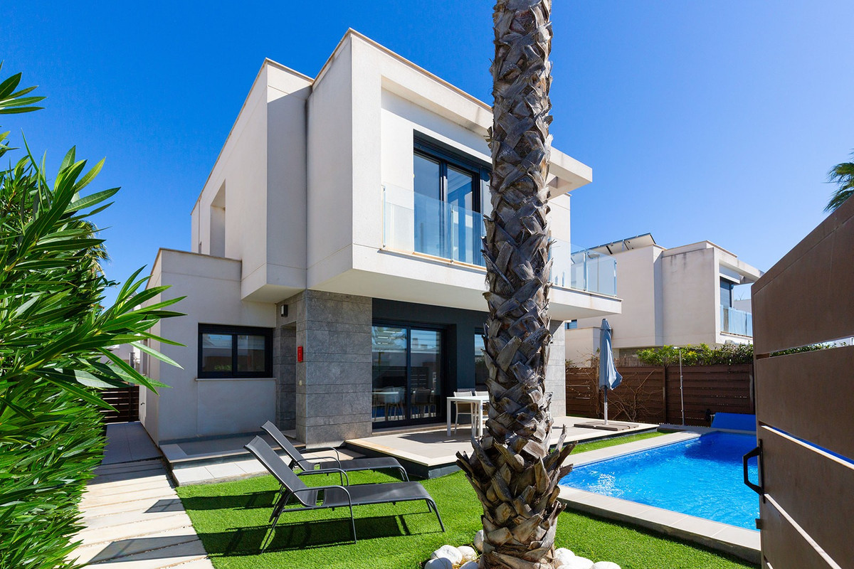 Se vende Villa - Chalet de 3 dormitorios en Costa Blanca, Alicante, España