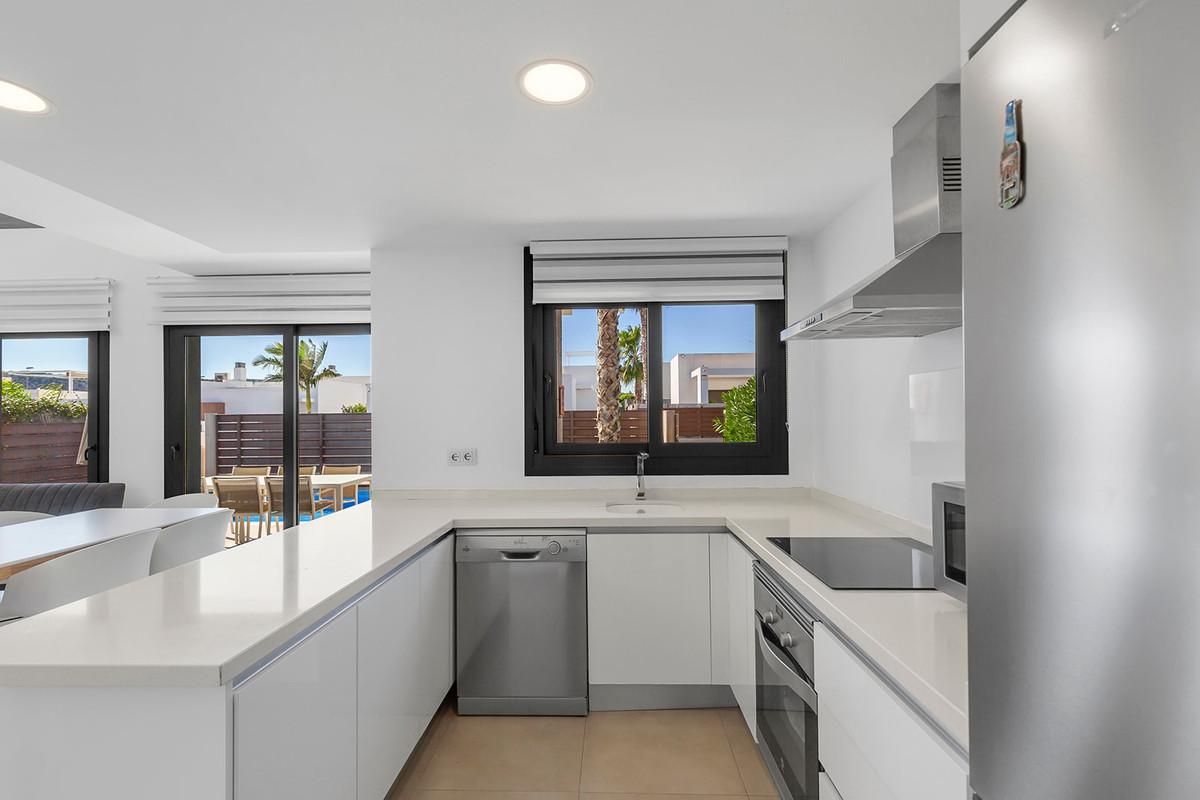 Se vende Villa - Chalet de 3 dormitorios en Costa Blanca, Alicante, España