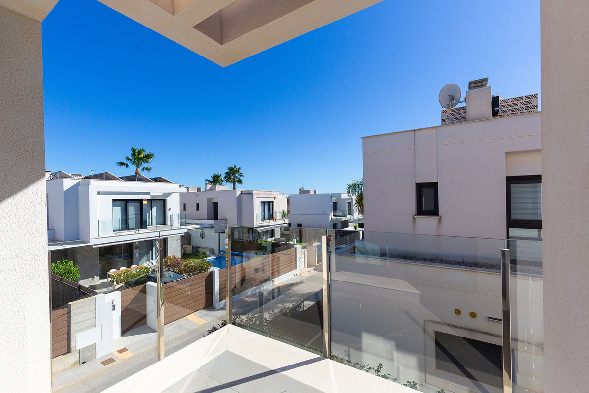 Se vende Villa - Chalet de 3 dormitorios en Costa Blanca, Alicante, España