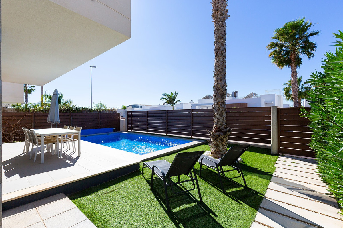 Se vende Villa - Chalet de 3 dormitorios en Costa Blanca, Alicante, España