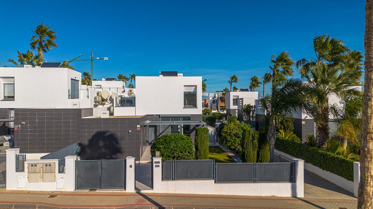 Se vende Villa - Chalet de 3 dormitorios en Costa Blanca, Alicante, España