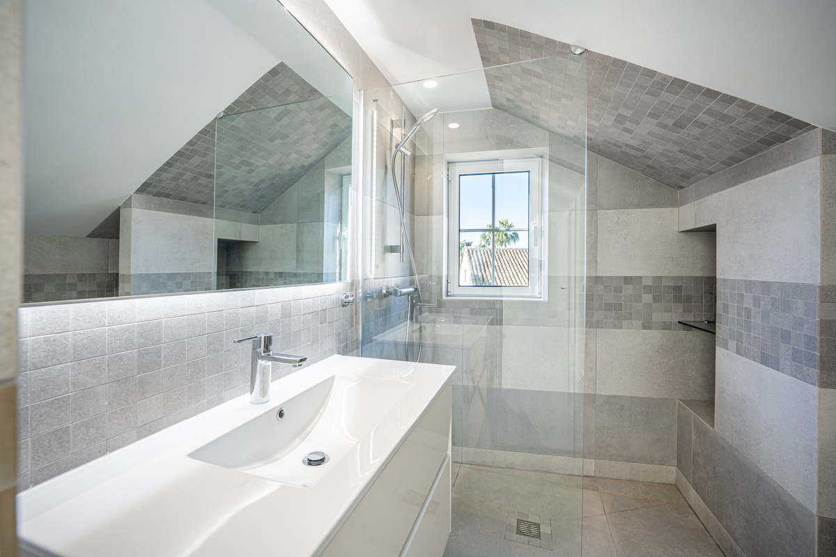 3 Bed Townhouse for sale in The Golden Mile Costa Del Sol, Málaga, Spain