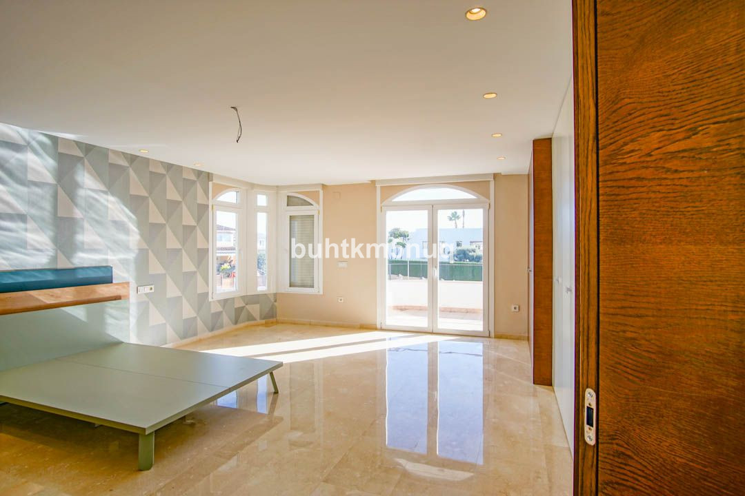 5 Bed Townhouse for sale in Lalfás Del Pi Costa Blanca, Alicante, Spain