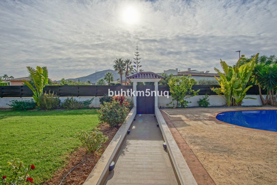 5 Bed Townhouse for sale in Lalfás Del Pi Costa Blanca, Alicante, Spain