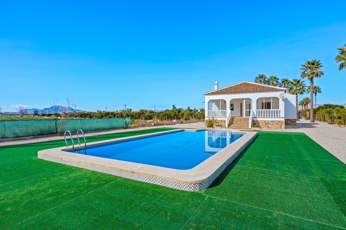 Se vende Villa - Chalet de 4 dormitorios en Costa Blanca, Alicante, España