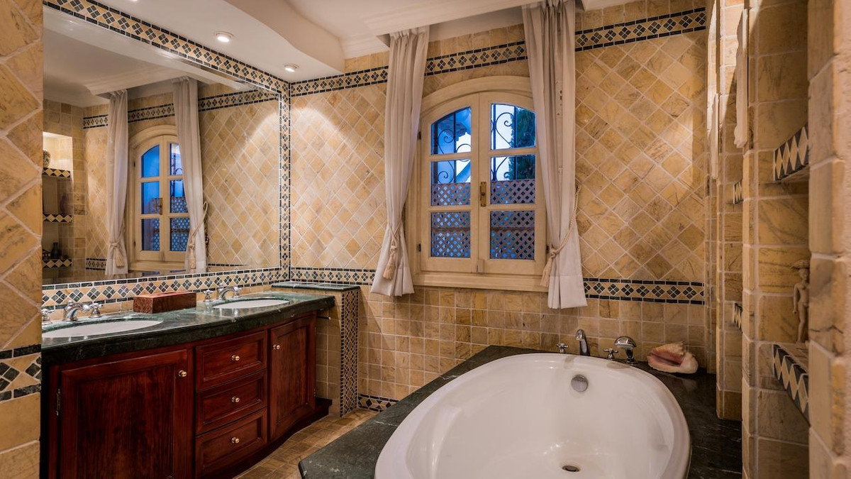 6 Bed Townhouse for sale in Los Flamingos Costa Del Sol, Málaga, Spain