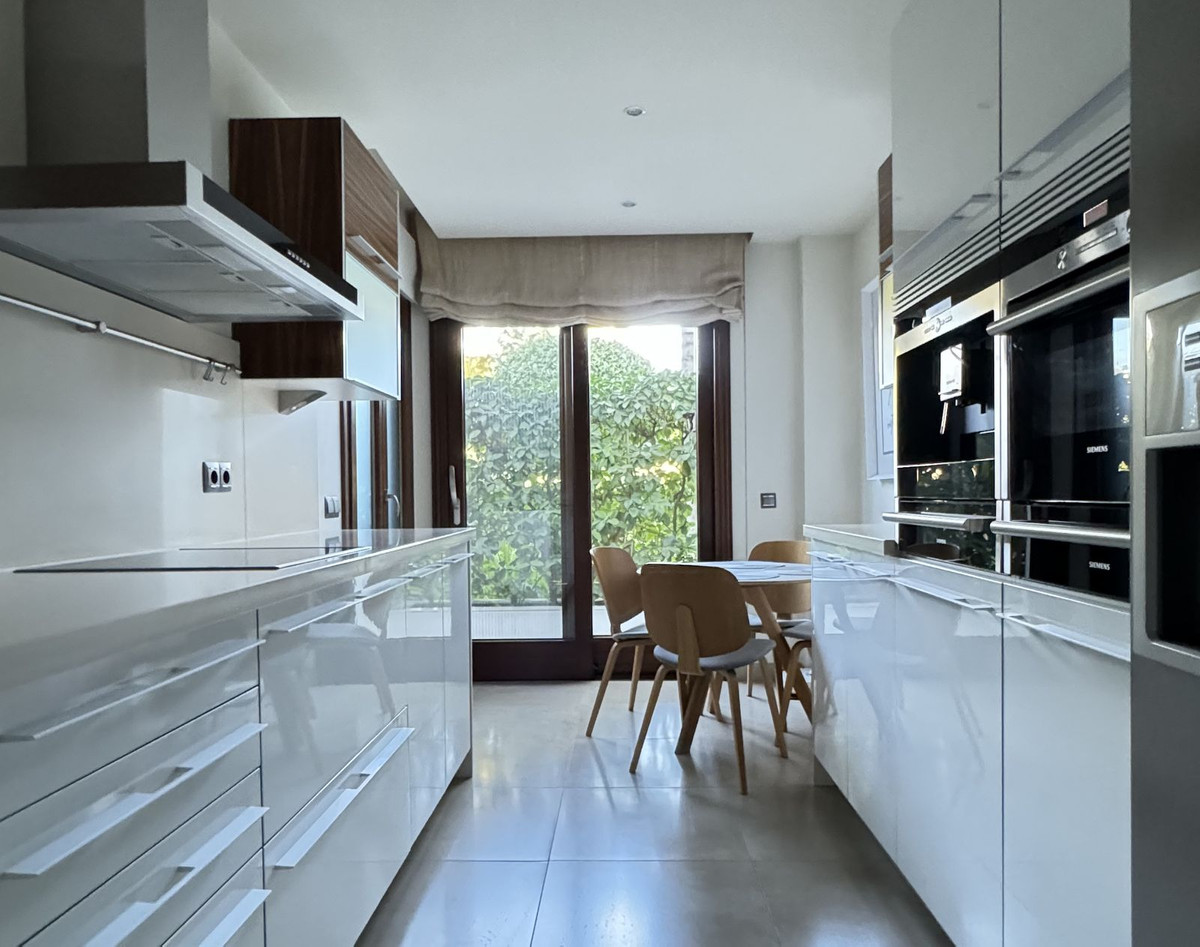2 Bed Apartment for sale in Estepona Costa Del Sol, Málaga, Spain