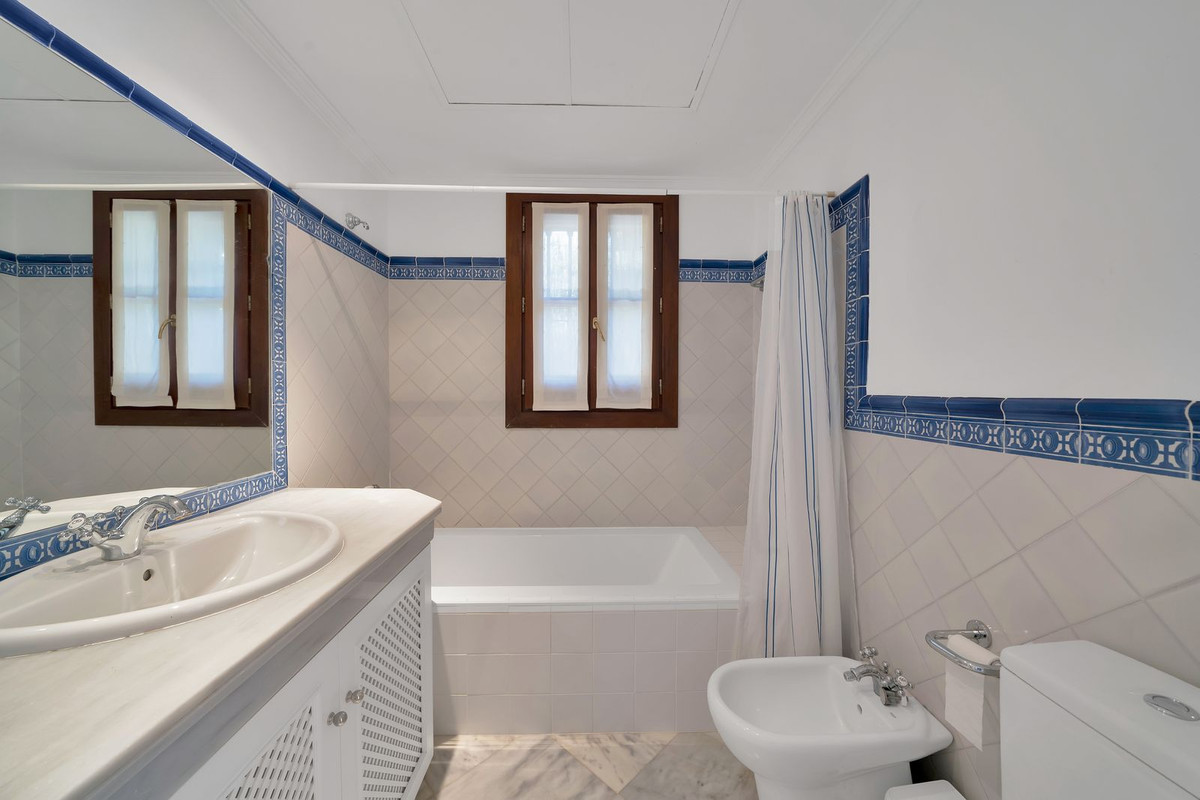 3 Bed Townhouse for sale in Benahavís Costa Del Sol, Málaga, Spain