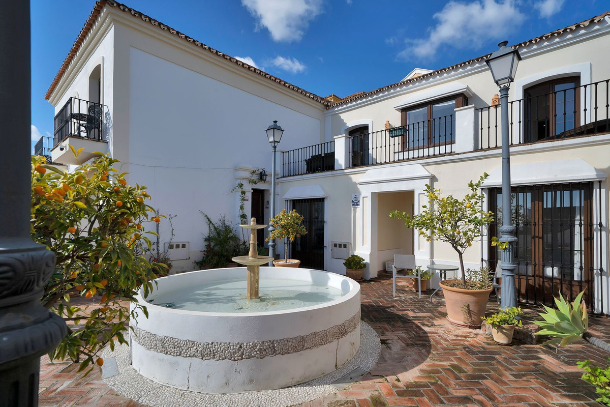 3 Bed Townhouse for sale in Benahavís Costa Del Sol, Málaga, Spain