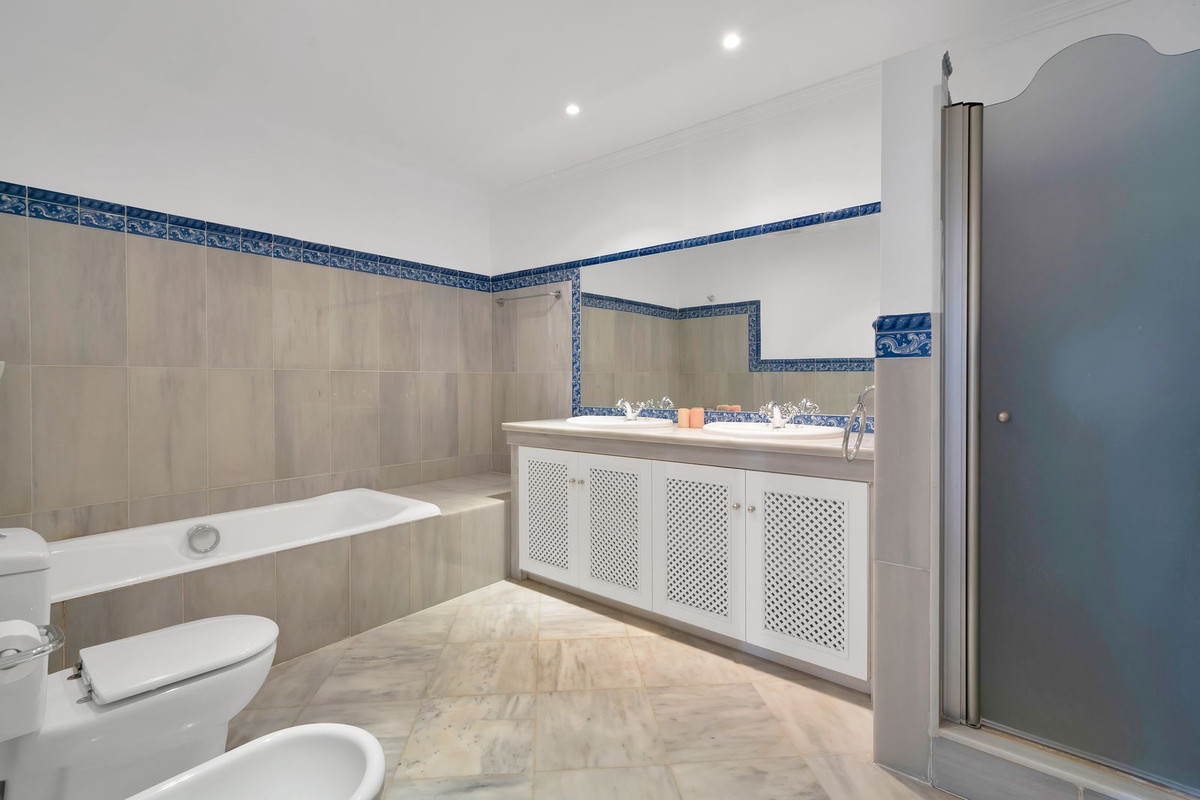 3 Bed Townhouse for sale in Benahavís Costa Del Sol, Málaga, Spain