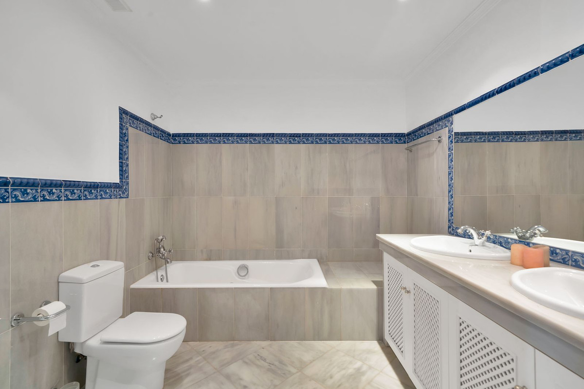 3 Bed Townhouse for sale in Benahavís Costa Del Sol, Málaga, Spain