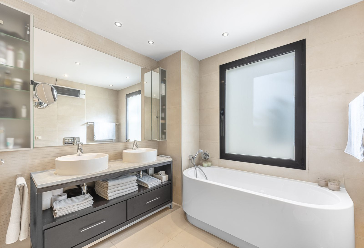 3 Bed Apartment for sale in Marbella Costa Del Sol, Málaga, Spain