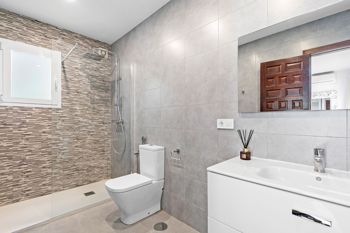 Se vende Villa - Chalet de 5 dormitorios en Costa Del Sol, Málaga, España