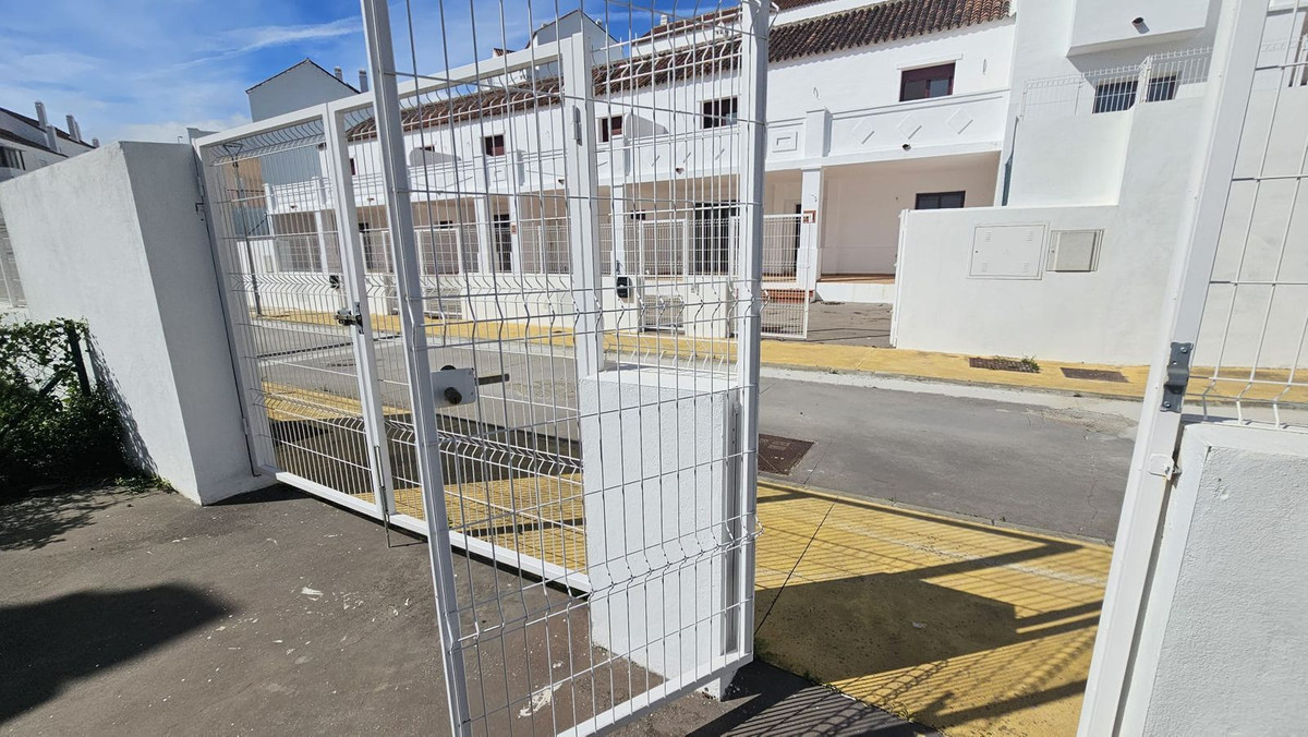 2 Bed Townhouse for sale in Doña Julia Costa Del Sol, Málaga, Spain