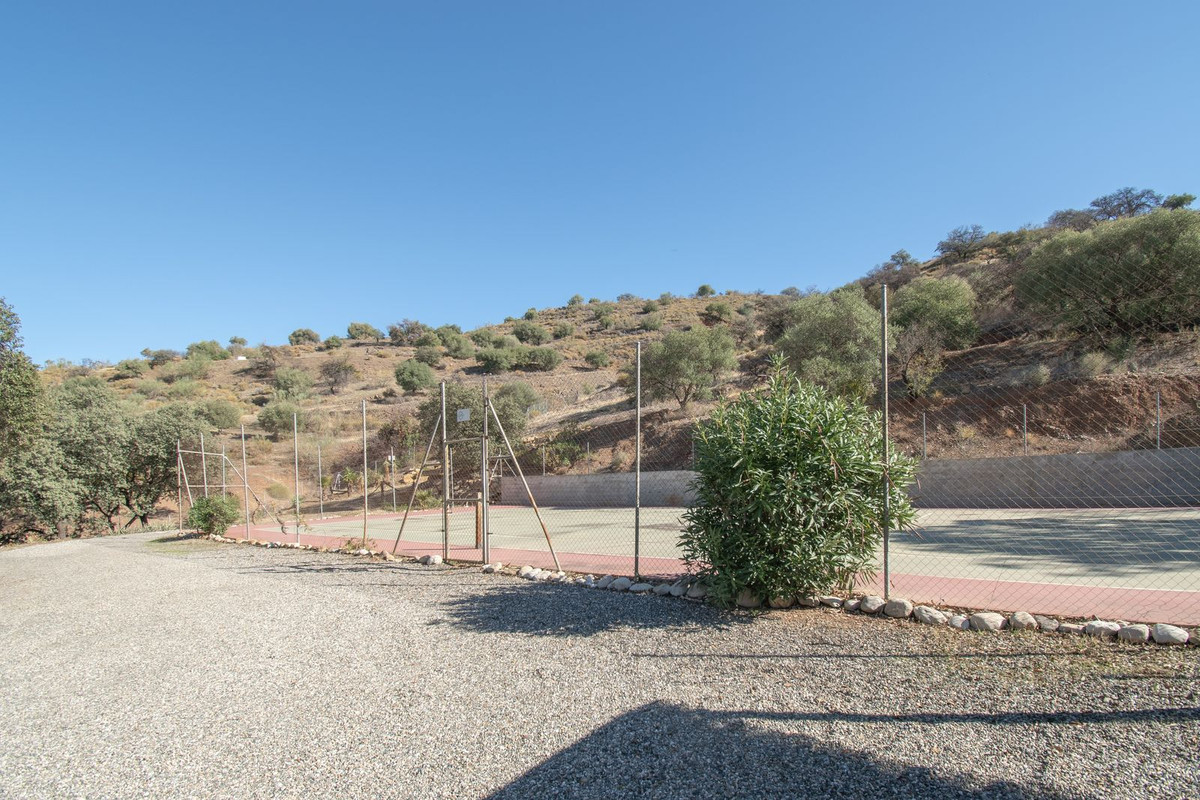 7 Bed Townhouse for sale in Alora Costa Del Sol, Málaga, Spain