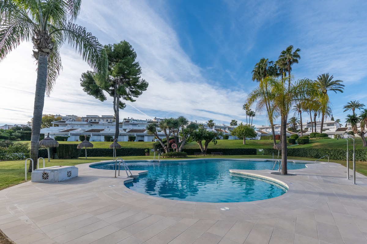 2 Bed Apartment for sale in Nueva Andalucía Costa Del Sol, Málaga, Spain