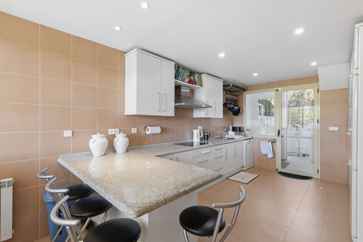3 Bed Townhouse for sale in Benahavís Costa Del Sol, Málaga, Spain