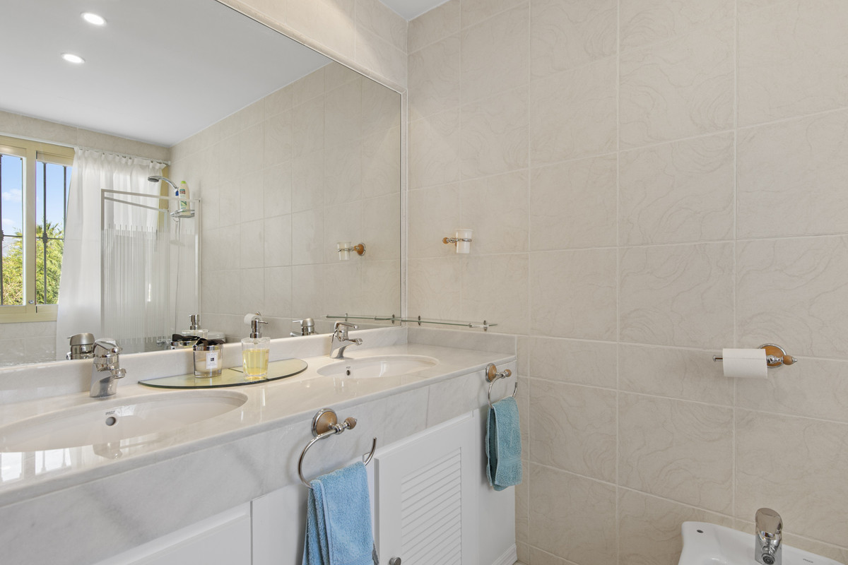 3 Bed Townhouse for sale in Benahavís Costa Del Sol, Málaga, Spain