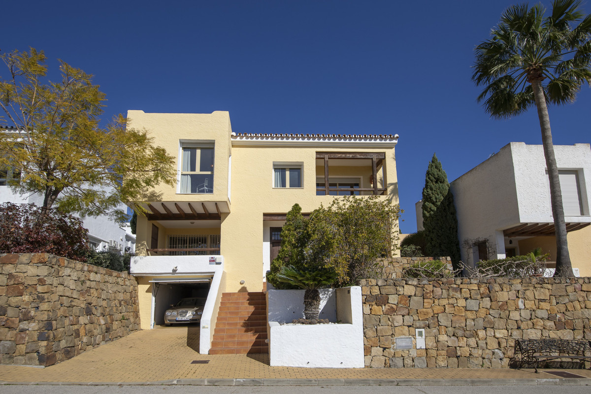 3 Bed Townhouse for sale in Benahavís Costa Del Sol, Málaga, Spain