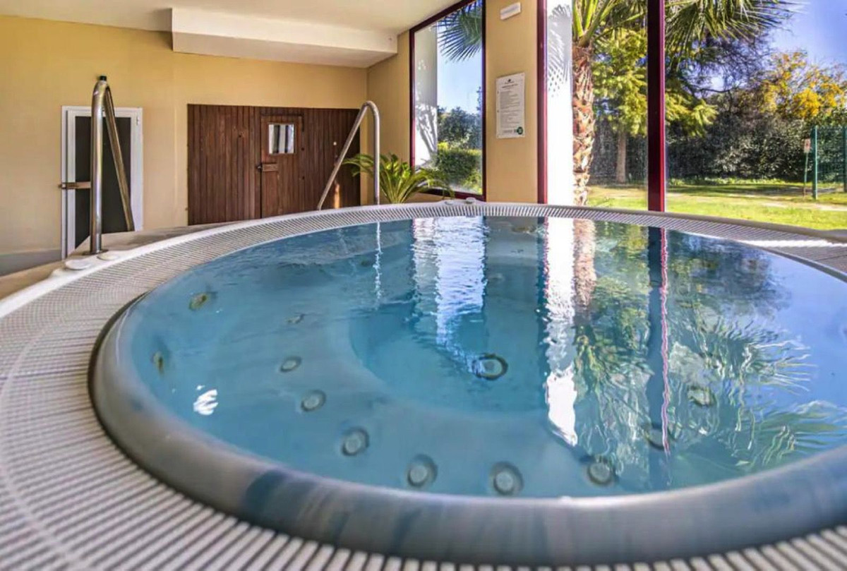 2 Bed Apartment for sale in Benahavís Costa Del Sol, Málaga, Spain