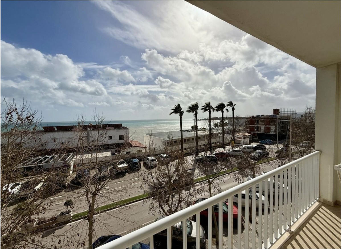 Se vende Apartamento Planta Media de 3 dormitorios en Costa Del Sol, Cadiz, España